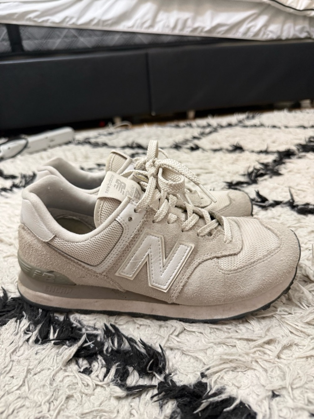 New Balance women Neutral white/grey Everyday Sneakers (8.5) Classic 574